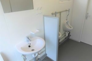 20' Sanitärcontainer / Handwaschbecken un Urinalbecken mit Scharmwand - h+s container GmbH