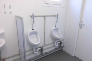 20' Sanitärcontainer / Urinalbecken mit Druckknopfspüler - h+s container GmbH