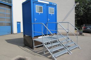 8' Toilettencontainer mit Fäkalientank und Treppen / Außenansicht - h+s container GmbH