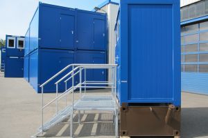 8' WC-Container mit Fäkalientank und Treppen / Seitenansicht - h+s container GmbH