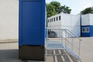 8' Toielttencontainer mit Fäkalientank und Treppen / Seitenansicht - h+s container GmbH