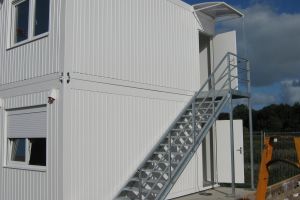 Aufenthaltscontainer 20er-Anlage / Containeranlage mit Außentreppe - Stahlaußentreppe mit Podest und Vordach - h+s container GmbH