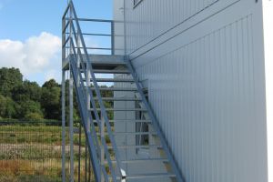 Aufenthaltscontainer 20er-Anlage / Containeranlage mit Außentreppe - Außentreppe mit Podest und Geländer - h+s container GmbH