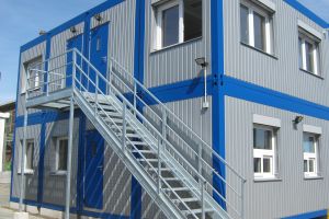 Aufenthalts- Bürocontaineranlage / Container 9er-Anlage mit Außentreppe - Außenansicht - h+s container GmbH